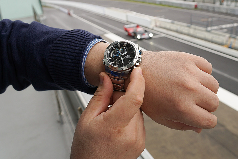 サーキットでラップタイムを計測している様子