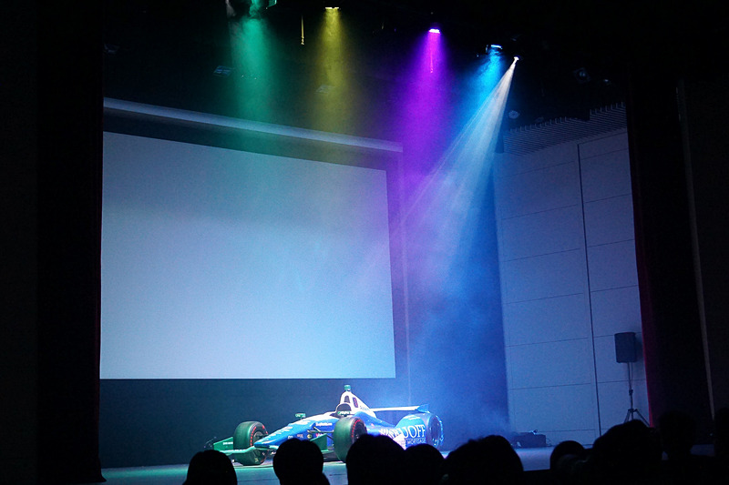 幕が上がるとダラーラ DW12・ホンダ（ただしショーカー。先日ツインリンクもてぎを走った優勝車両ではない）が登場