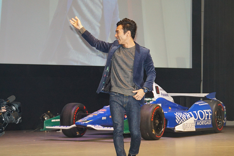 ファンの声援に応えながらステージへ向かう佐藤琢磨選手