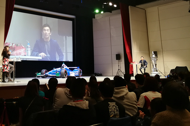 3人で画面を見ながら説明