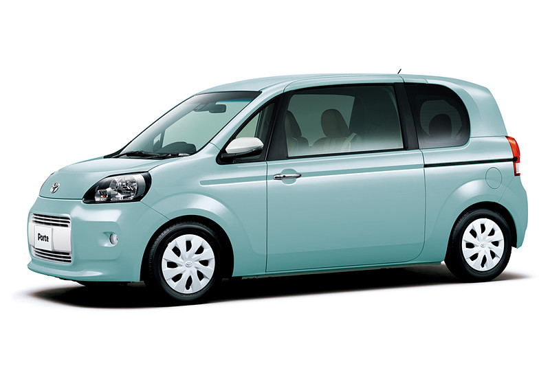 特別仕様車「ポルテ F“a la mode Brun”」（ボディカラーは「アクアブルーメタリック」）