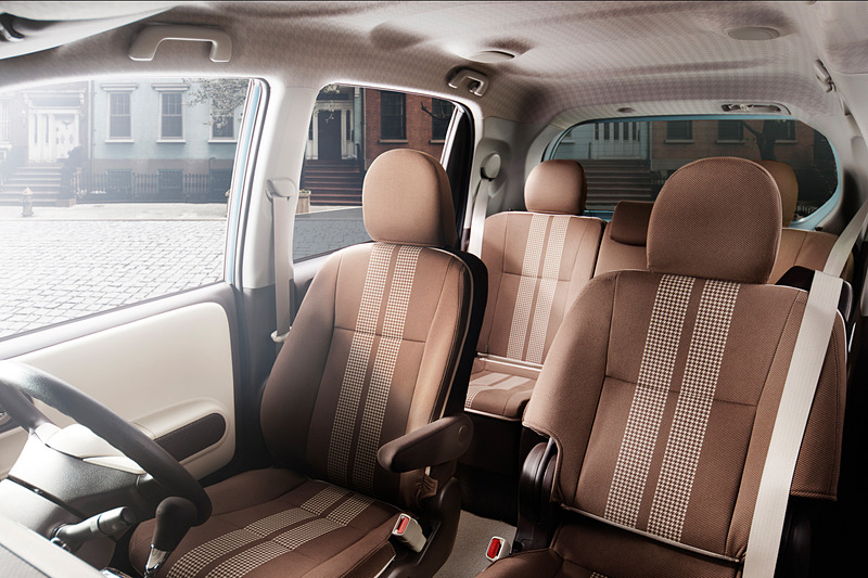 フランス語で「茶色」を意味するブランを車名に持つことから、インテリアの要所にブラウンを使ってお洒落で落ち着いた車内空間を演出