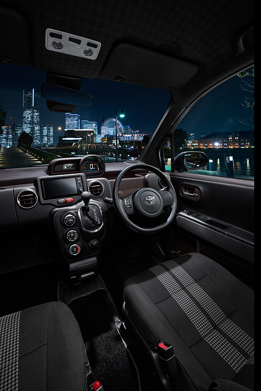 インテリアの要所にメッキ加飾が施され、千鳥格子柄のルーフトリムやウォッシャブルカバーで上質感のある室内空間を演出