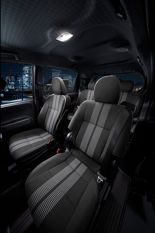 インテリアの要所にメッキ加飾が施され、千鳥格子柄のルーフトリムやウォッシャブルカバーで上質感のある室内空間を演出