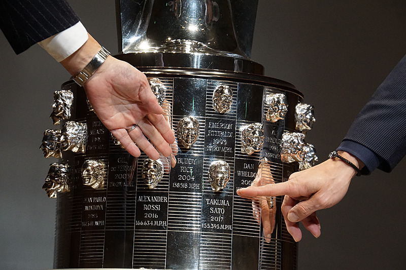 佐藤琢磨選手の顔が刻まれたボルグワーナー・トロフィー