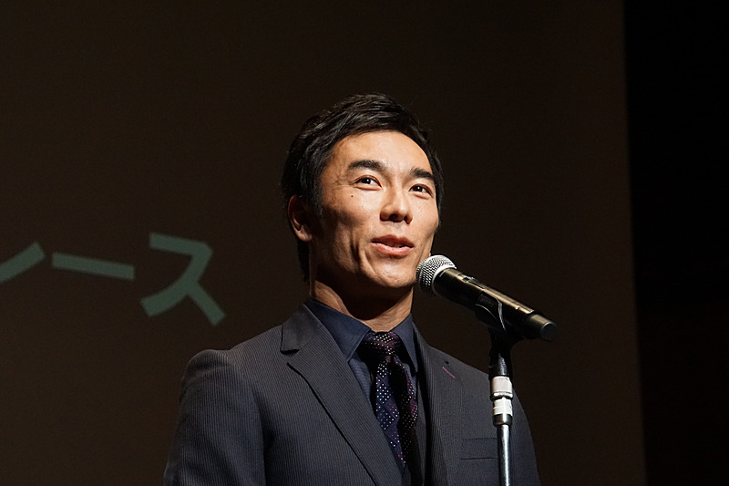 レーシングドライバー佐藤琢磨選手の「インディアナポリス500マイルレースで日本人初の優勝」に対して実行委員会特別賞が贈られた