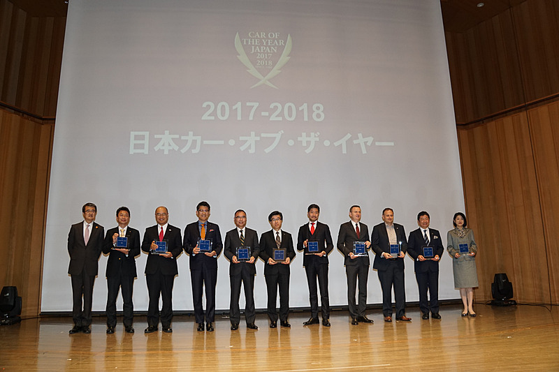 10ベストカーに選ばれた各メーカーの担当者による記念撮影