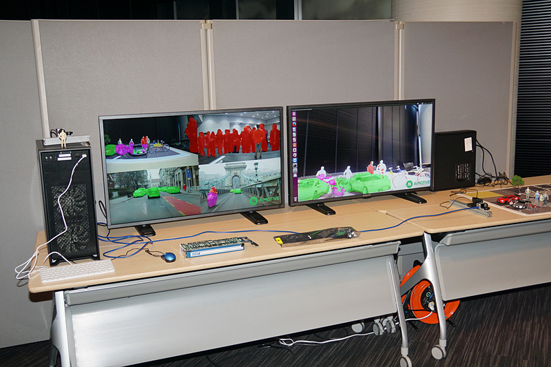 FPGAを利用したAIwareのデモ。右側がAIwareで、左側がGPUベース