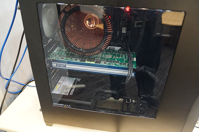 現在はインテルのArria 10というFPGA（ソフトウェアにより再構成可能な汎用半導体）を利用してデモが行なわれている。このためPCのように巨大になっているが、ASICに落とし込めば1チップで実現可能