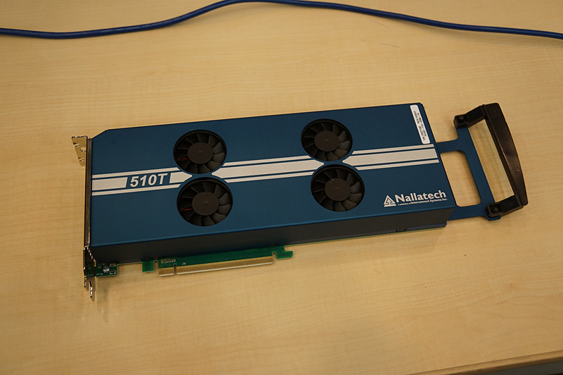 現在はインテルのArria 10というFPGA（ソフトウェアにより再構成可能な汎用半導体）を利用してデモが行なわれている。このためPCのように巨大になっているが、ASICに落とし込めば1チップで実現可能