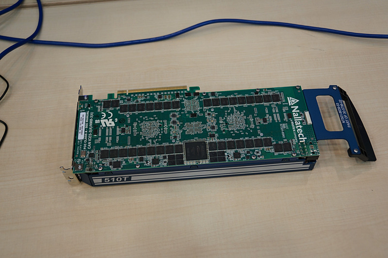 現在はインテルのArria 10というFPGA（ソフトウェアにより再構成可能な汎用半導体）を利用してデモが行なわれている。このためPCのように巨大になっているが、ASICに落とし込めば1チップで実現可能