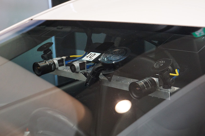 フロントウィンドウ内に固定されたステレオカメラと単眼カメラ