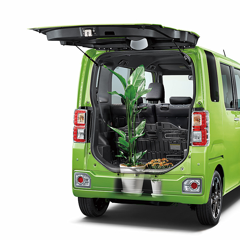 1455mmという軽乗用車トップレベルの室内高で、背の高い観葉植物なども積載可能。「L“SA III” レジャーエディション“SA III”」「Gターボ“SA III”」「Gターボ“SA III” レジャーエディション“SA III”」では上下2段調節式デッキボードを採用する