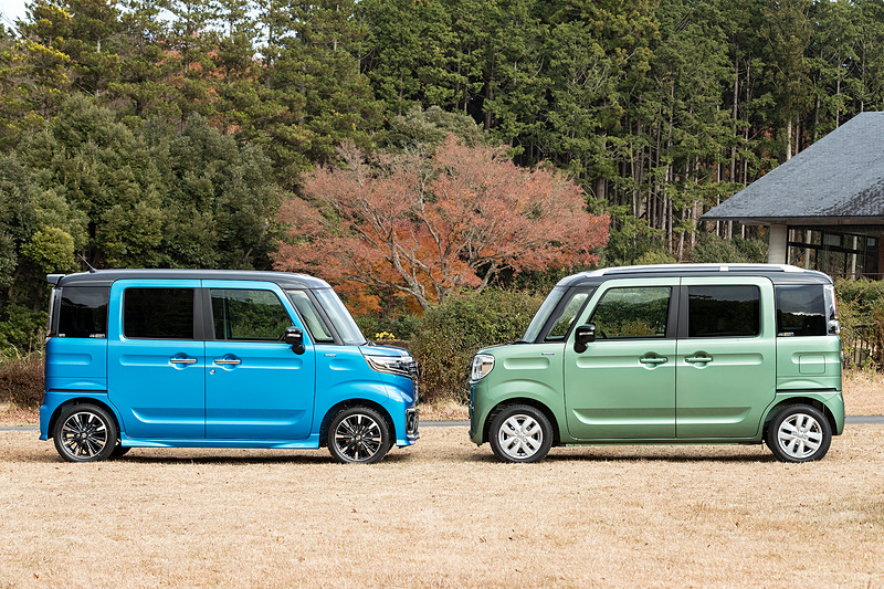 スペーシア（写真右）とスペーシア カスタム。初代モデルよりホイールベースが延長され、最小回転半径は4.4m（165/55 R15タイヤを装着するスペーシア カスタムは4.6m）となった