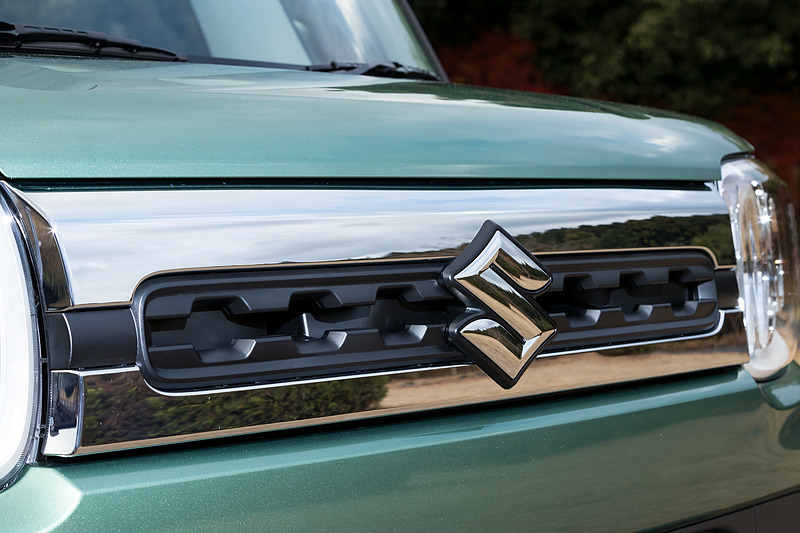 フロントグリルはスライドファスナーがモチーフ