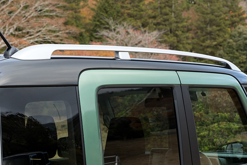 2トーンルーフ車はルーフレールが標準となるため全高が1800mmになる
