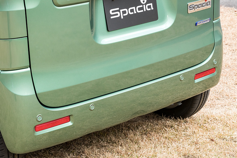 リアバンパーには後退時ブレーキサポートのための超音波センサーが4つ埋め込まれている