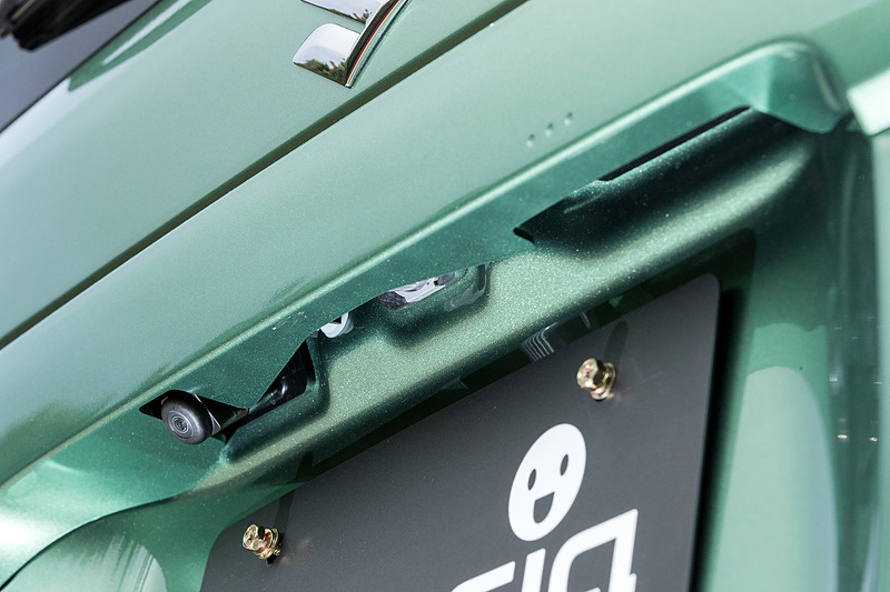 オプションの全方位モニター装着時は車両周囲に4つのカメラを装着