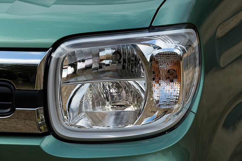 ヘッドライトの点灯パターン。標準はハロゲンだがHYBRID XにはオプションでLEDヘッドライトが用意されている