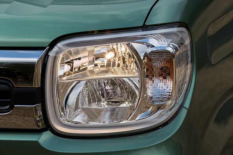 ヘッドライトの点灯パターン。標準はハロゲンだがHYBRID XにはオプションでLEDヘッドライトが用意されている