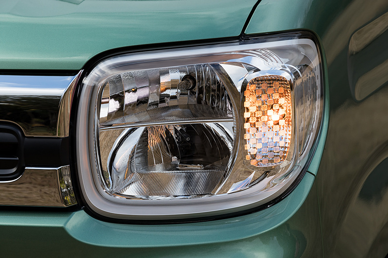 ヘッドライトの点灯パターン。標準はハロゲンだがHYBRID XにはオプションでLEDヘッドライトが用意されている