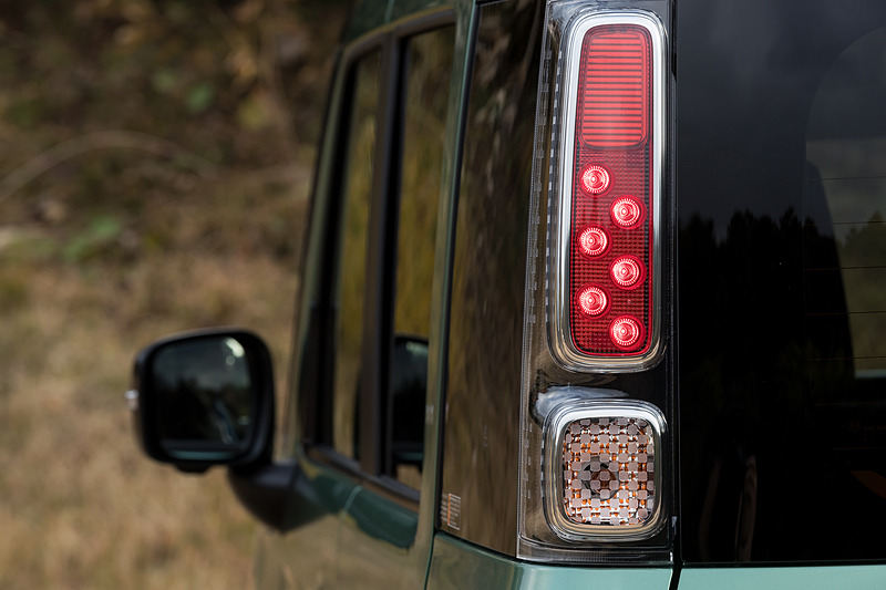 リアコンビランプの点灯パターン。バックランプはバックドアに付く