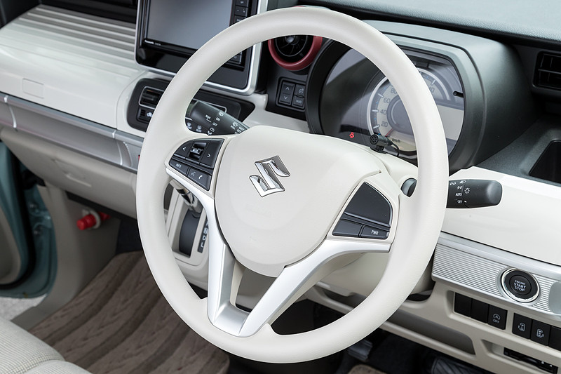 ステアリングはウレタンタイプ。右スポーク部にパワーモードのスイッチが付く。HYBRID Xはチルトステアリングを標準装備