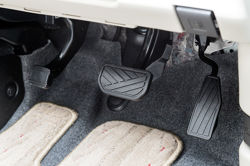 パーキングブレーキは足踏み式