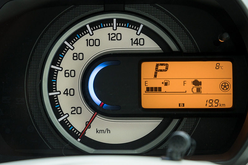 スピードメーターとマルチインフォメーションディスプレイを組み合わせたシンプルなメーターパネル。中央には運転状況で色が変化するステータスインフォメーションランプも付く