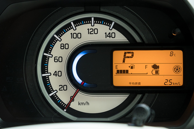 スピードメーターとマルチインフォメーションディスプレイを組み合わせたシンプルなメーターパネル。中央には運転状況で色が変化するステータスインフォメーションランプも付く