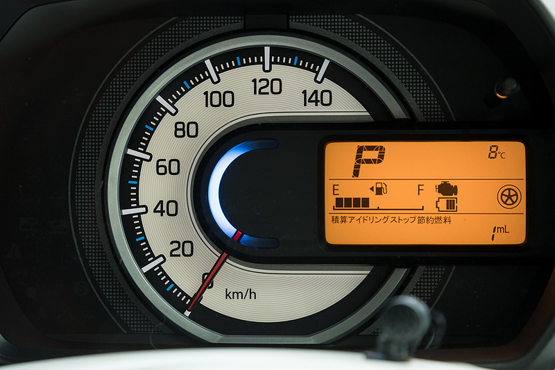 スピードメーターとマルチインフォメーションディスプレイを組み合わせたシンプルなメーターパネル。中央には運転状況で色が変化するステータスインフォメーションランプも付く