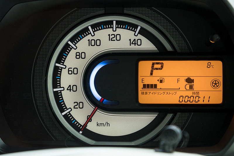 スピードメーターとマルチインフォメーションディスプレイを組み合わせたシンプルなメーターパネル。中央には運転状況で色が変化するステータスインフォメーションランプも付く