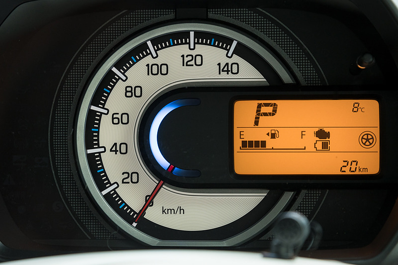 スピードメーターとマルチインフォメーションディスプレイを組み合わせたシンプルなメーターパネル。中央には運転状況で色が変化するステータスインフォメーションランプも付く