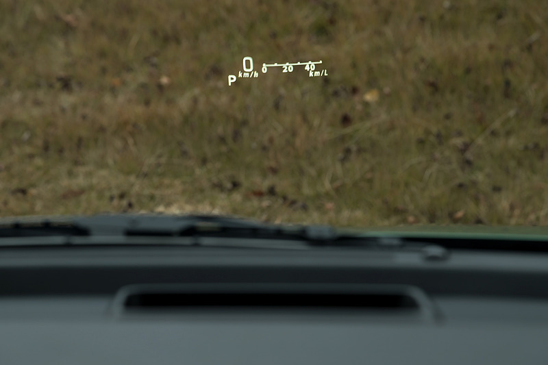 国産車ではまだ数が少ないガラス投影式ヘッドアップディスプレイをオプション設定。全方位モニターなどとのセットオプションとなる