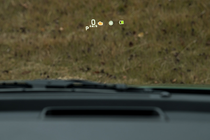 国産車ではまだ数が少ないガラス投影式ヘッドアップディスプレイをオプション設定。全方位モニターなどとのセットオプションとなる