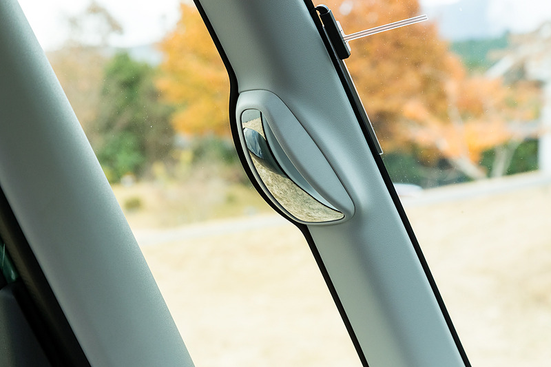 Aピラーに左前方のタイヤ周辺を見ることができるサイドアンダーミラーを配置