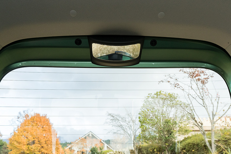 リアハッチの上部には、車両後方下部の確認が可能な後方視界支援ミラーを用意