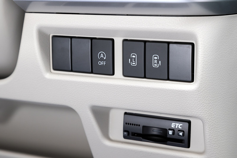 ステアリングコラム右側のスイッチ類。両側パワースライドドアはHYBRID Xのみ標準装備となる