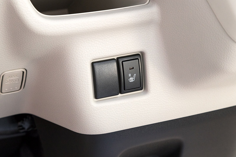 運転席シートヒーターはHYBRID Xに標準装備され、4WD車は助手席シートヒーターも標準装備。HYBRID Gは4WD車のみ運転席シートヒーターが標準装備される