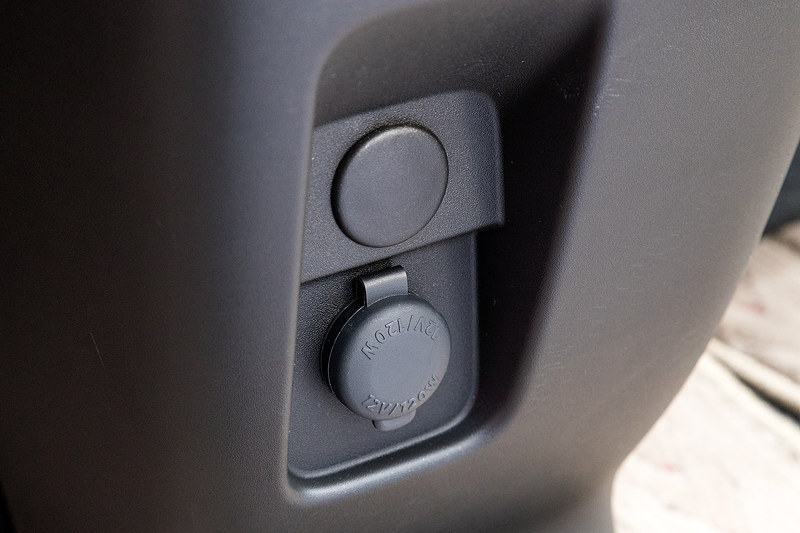 インパネ下部にDC12Vのアクセサリーソケットを配置