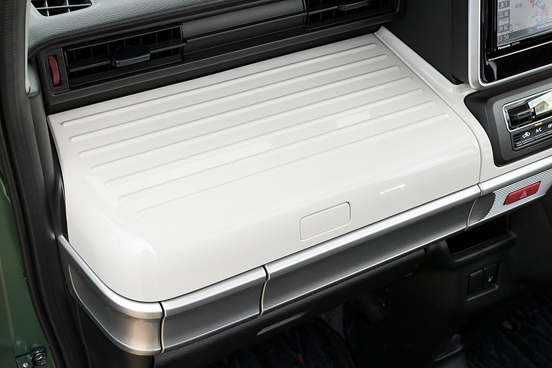 助手席前のインパネ収納。フタ部分がスーツケース風のデザインになっている