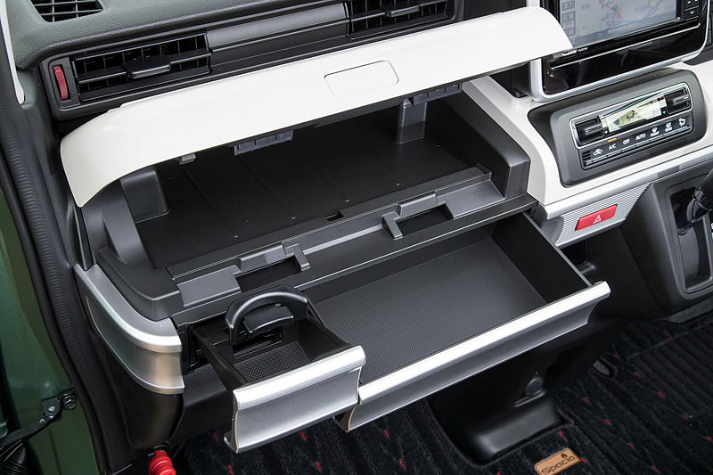 インパネ収納は大型のアッパーボックス、ティッシュが収まるボックス、ドリンクホルダーを一体化