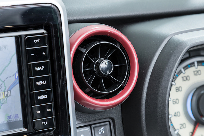 インパネ中央にある丸型のエアコン吹き出し口はセンターのつまみを回すことで風量だけでなく拡散具合も調節可能