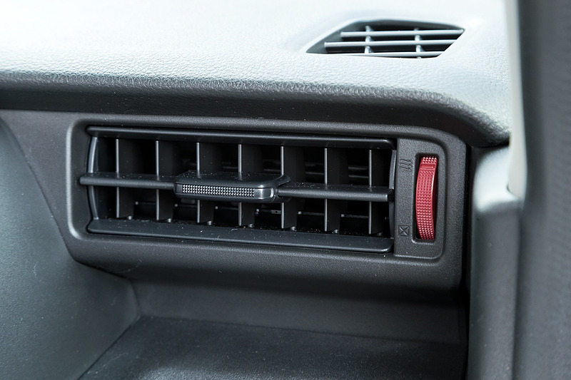 運転席側のエアコン吹き出し口。こちらも赤のアクセントが入る