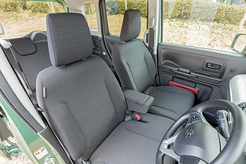 フロントシートはベンチタイプ。中央にはアームレストを装備