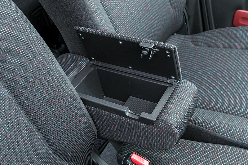 HYBRID Xのアームレストは収納付き