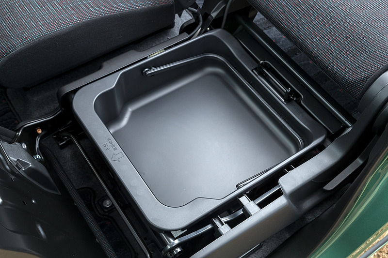 助手席座面下も収納スペース