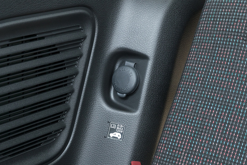 リアシート右サイドのアクセサリーソケットはHYBRID Xのみ装備