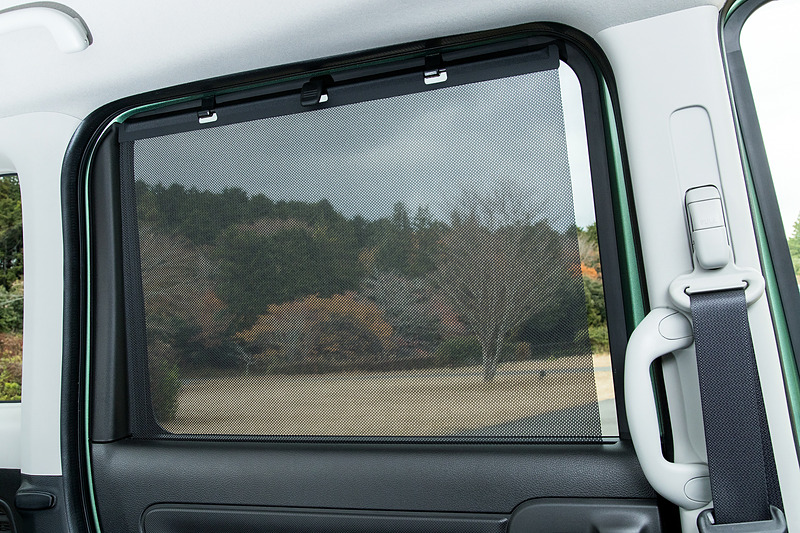 HYBRID Xのリアドアには引き出し式のロールサンシェードが備わる