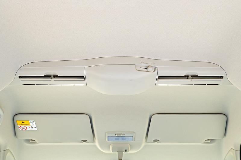 後席の快適性を高めるスリムサーキュレーターはHYBRID Xに標準装備